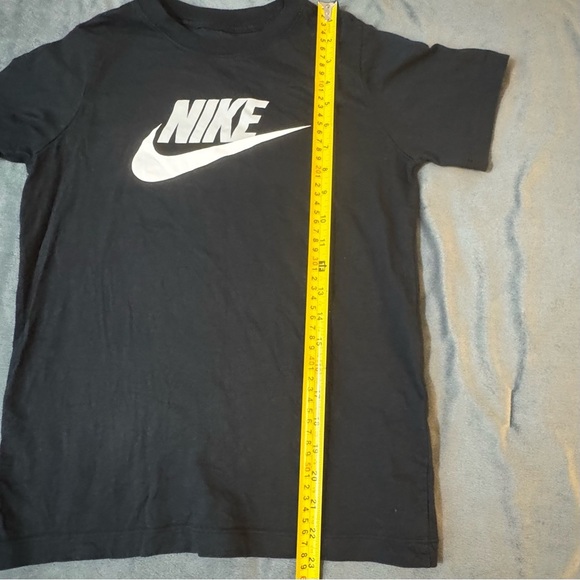 Nike Kids Tee

#1031 - Picture 3 of 6